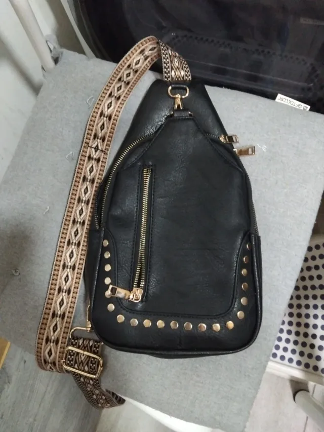 Bolso bandolera cuero tachuelas dorado