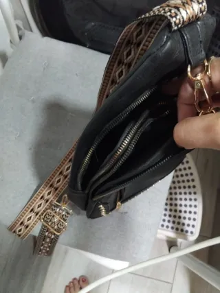 Bolso bandolera cuero tachuelas dorado