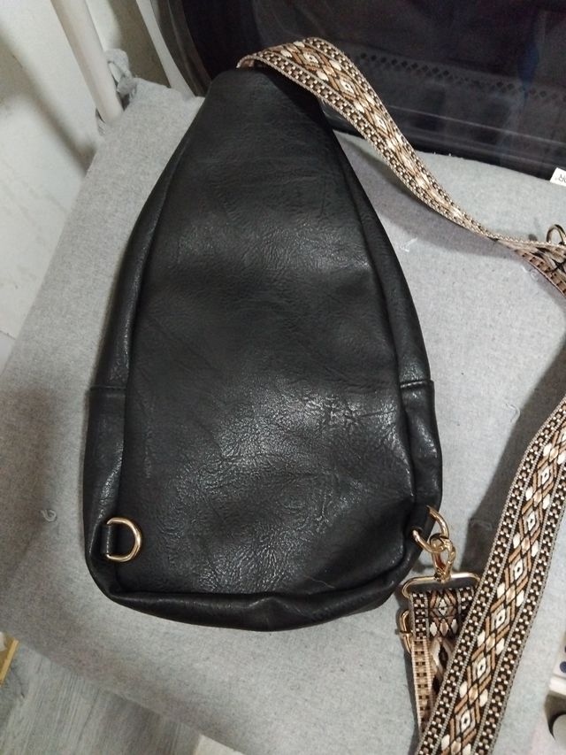 Bolso bandolera cuero tachuelas dorado