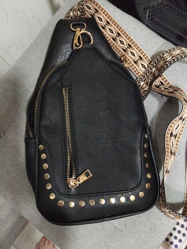 Bolso bandolera cuero tachuelas dorado