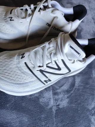 Zapatillas New Balance Blancas y Negras