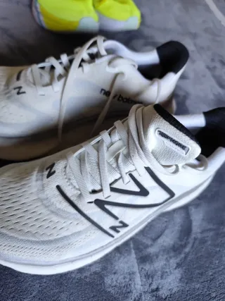 Zapatillas New Balance Blancas y Negras