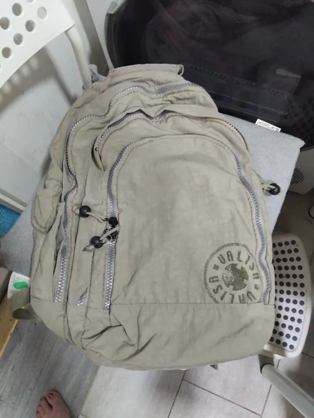 Mochila beige con logo circular