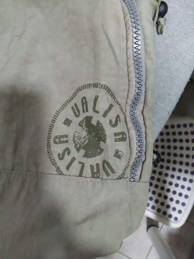 Mochila beige con logo circular