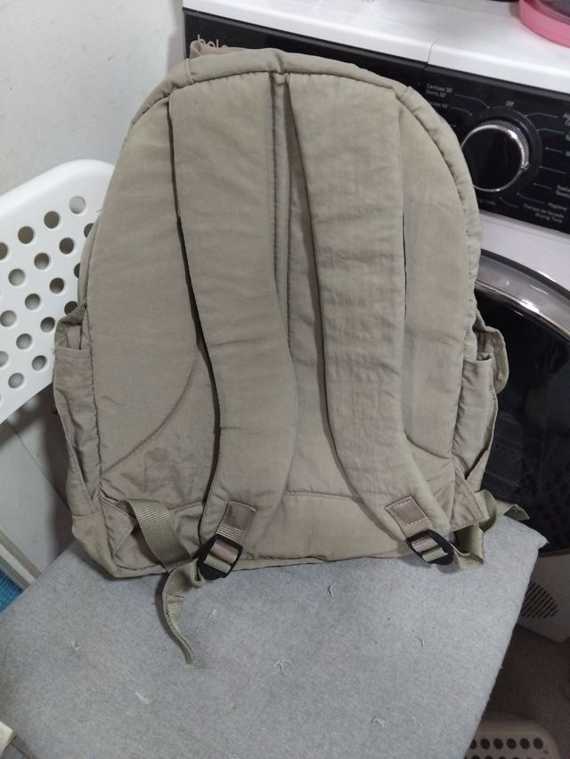 Mochila beige con logo circular