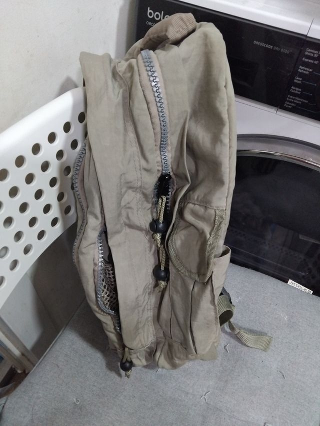 Mochila beige con logo circular