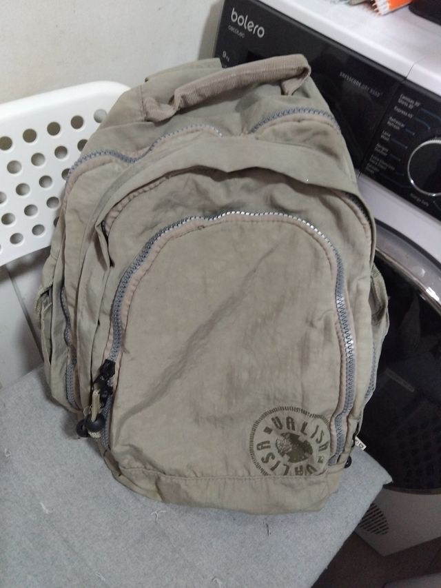 Mochila beige con logo circular