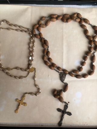 Rosarios de madera y perlas