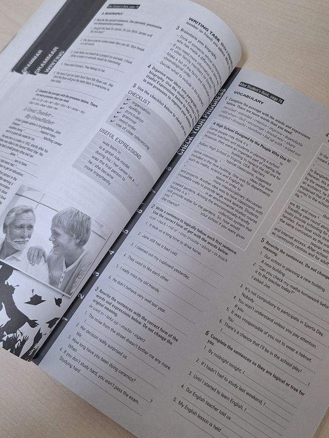 LIVING ENGLISH 1 Bachillerato workbook