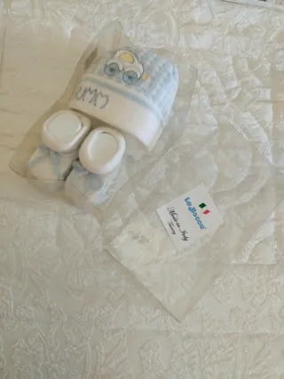 Cappellino e calzini neonato