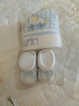 Cappellino e calzini neonato