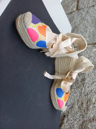 Sandalias cuña multicolor lazo