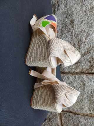 Sandalias cuña multicolor lazo