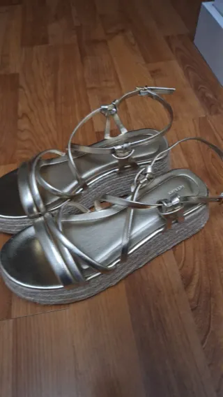 Sandalias doradas cuña esparto T37