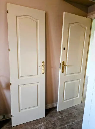 Puertas de madera maciza lacadas