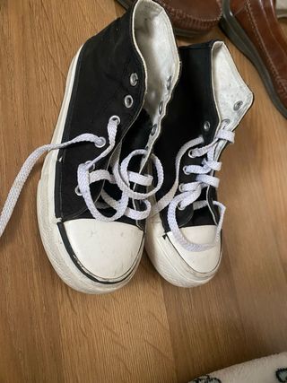 Zapatillas altas negras y blancas talla 33