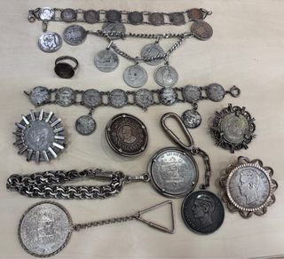 Pulseras y llaveros de plata