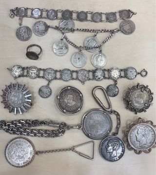 Pulseras y llaveros de plata