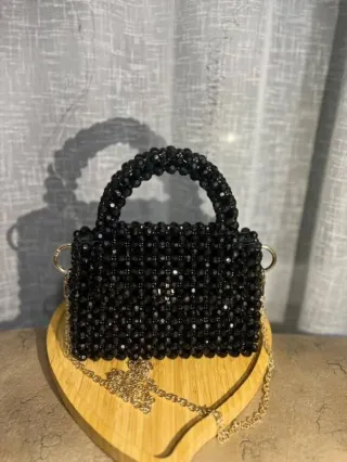 Bolso de cuentas negro y dorado