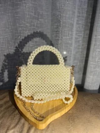 Bolso de cuentas negro y dorado