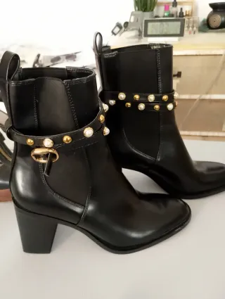 Botines negros con perlas y tachuelas