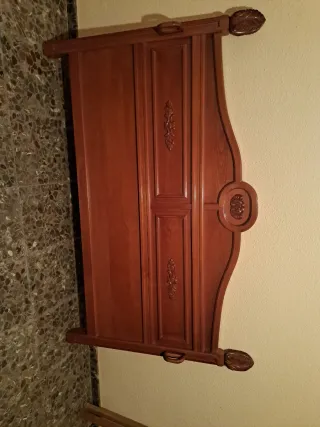 Cabecero de madera marrón