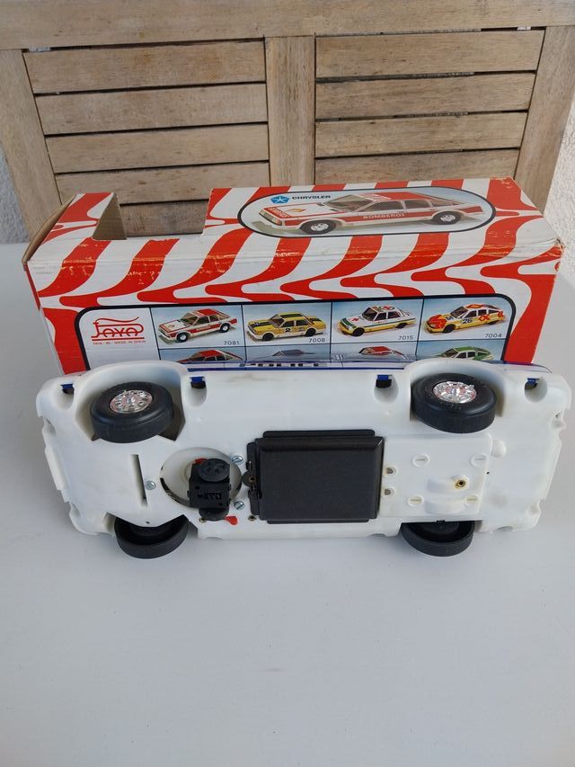 Coche Policía Chrysler Paya