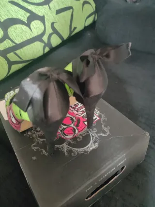 Zapatos de tacón alto negros y verdes