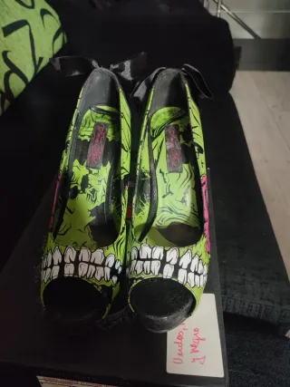Zapatos de tacón alto negros y verdes