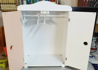 Armario de madera para muñecas