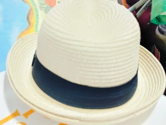 Gorro beige con cinta negra