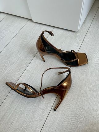 Tacones Zara Talla 38 Negro y Dorado