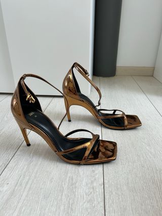 Tacones Zara Talla 38 Negro y Dorado