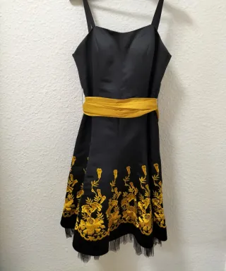 Vestido fiesta negro con bordado dorado