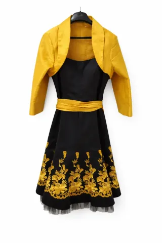 Vestido fiesta negro con bordado dorado