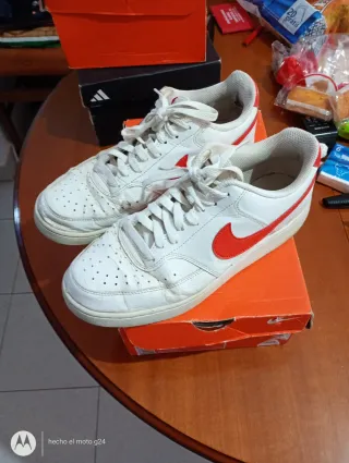Zapatillas Nike Blancas Símbolo Rojo