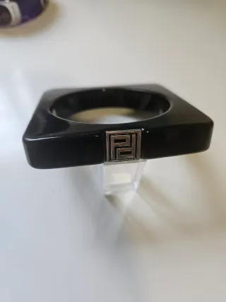 Pulsera negra con detalle plateado