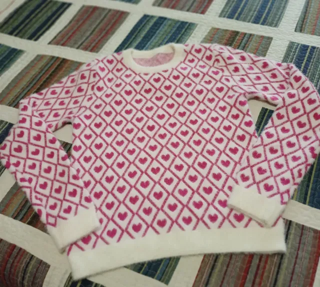 Maglioncino con cuori rosa e bianco