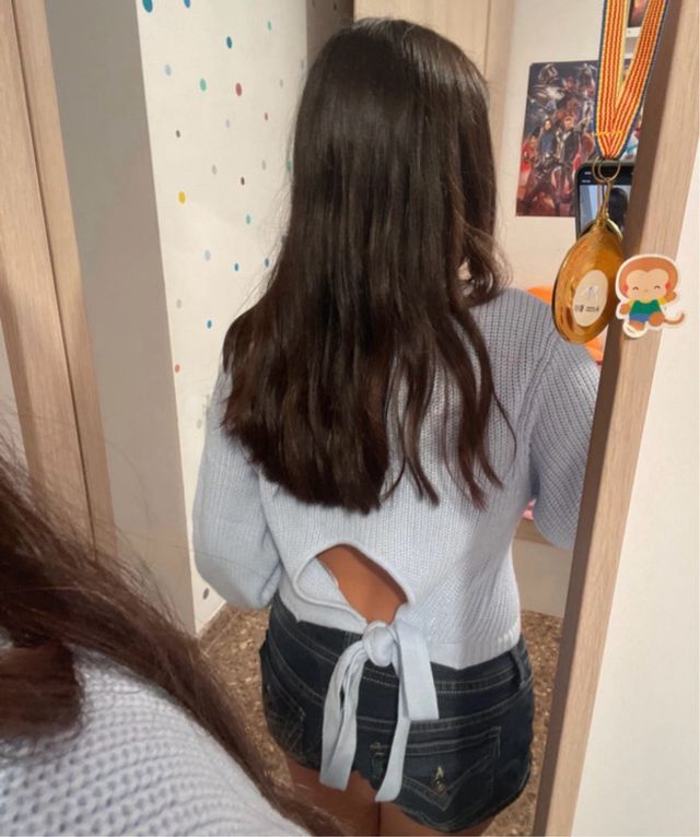 Felpa blu in maglia con schiena scoperta