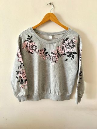 Sudadera H&M Gris con Flores Rosas