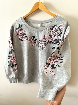 Sudadera H&M Gris con Flores Rosas