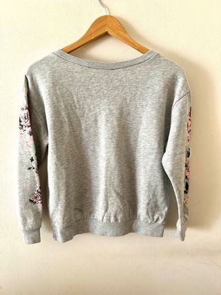 Sudadera H&M Gris con Flores Rosas