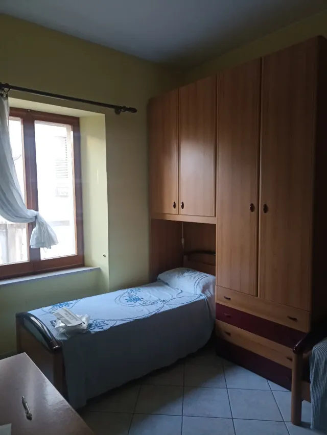 Cameretta con due armadi a ponte per due letti