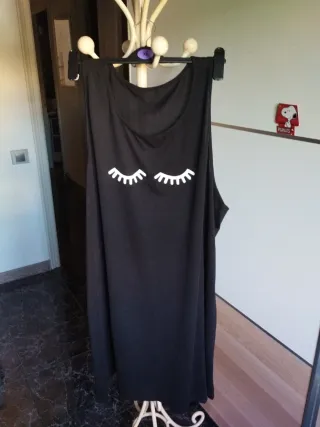 Vestido de tirantes anchos, por la rodilla 