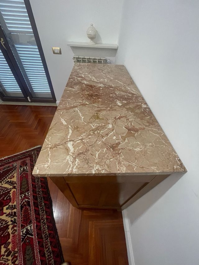 Como' antico con piano in marmo