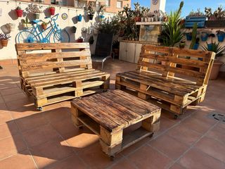 Sofás y mesa de jardín hechos a mano con palets
