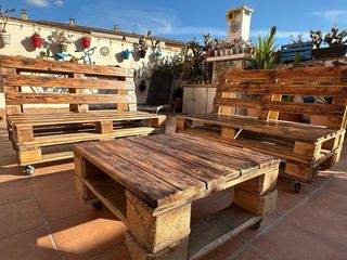Sofás y mesa de jardín hechos a mano con palets