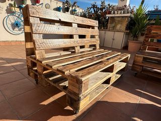 Sofás y mesa de jardín hechos a mano con palets