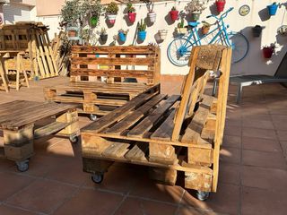 Sofás y mesa de jardín hechos a mano con palets