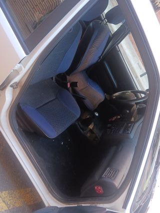 Peugeot 106 2001 etiqueta B